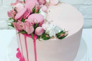 Украсить торт живыми цветами