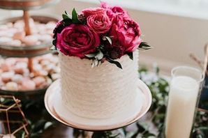Одноярусный свадебный торт с живыми цветами