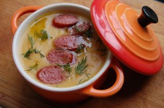 Суп с маслинами и копченой колбасой