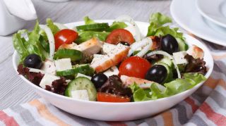 Греческий салат с бальзамическим соусом