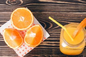 Апельсиновый сок из двух апельсинов