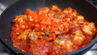 Филе в томатном соусе на сковороде