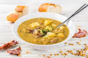 Гороховый суп с тушенкой и картошкой