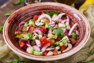 Овощной салат с красным луком