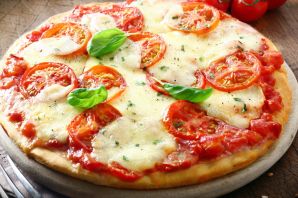 Пицца с сыром моцарелла и помидорами