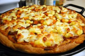 Домашняя пицца с ананасами