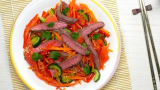 Корейский салат с овощами и говядиной