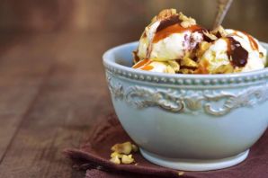 Мороженое с карамелью и орехами