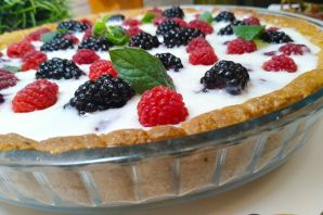Песочный пирог со сметаной и ягодами