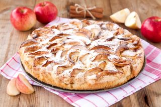 Вкусный пирог на кефире с яблоками