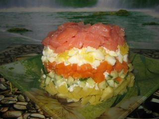 Салат с красной рыбой и картофелем