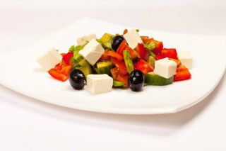 Греческий салат с красной рыбой
