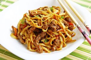 Спагетти с мясом и соевым соусом