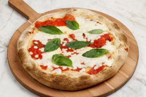 Пицца с базиликом и моцареллой