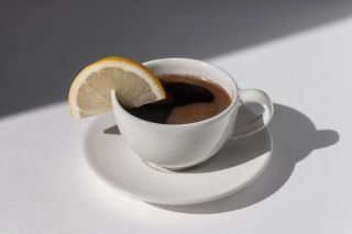 Черный кофе с лимоном