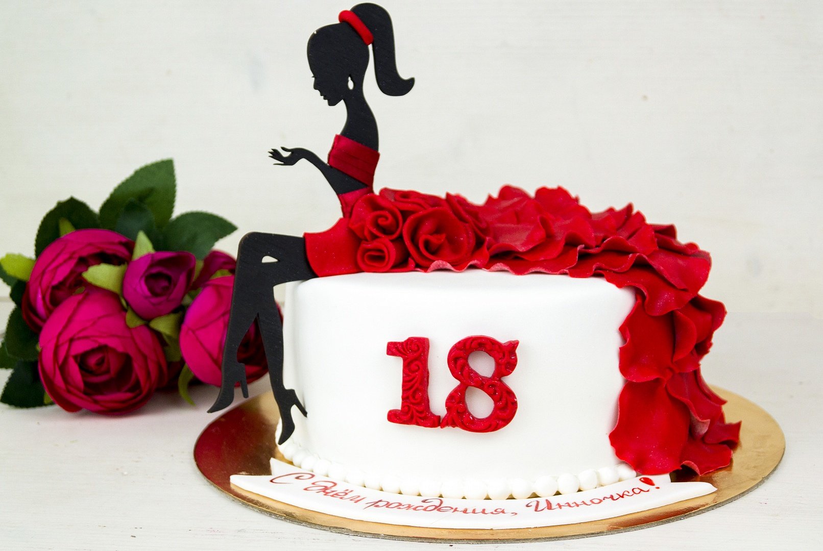 Песня на день рождения девушке 18. Торт для девушки. Торт на 25 лет девушке. Тортики на день рождения женщине 30 лет.