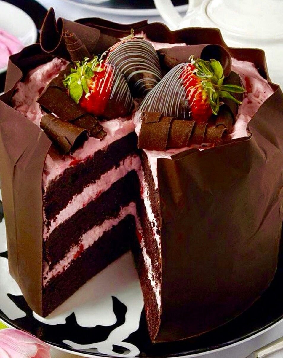 Сочетание шоколада. Шоколадно клубничный торт. Красивый шоколадный торт. Тортики с шоколадом. Шоколаднвй Торо.