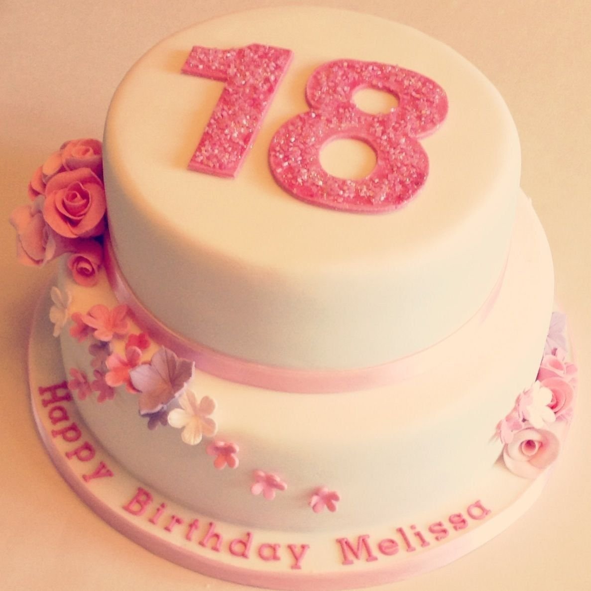 Совершеннолетие. Тортик на день рождения 18 лет. Украшение торта на 18 лет девушке. Торт на юбилей 18 лет. Торт на совершеннолетие девушке.