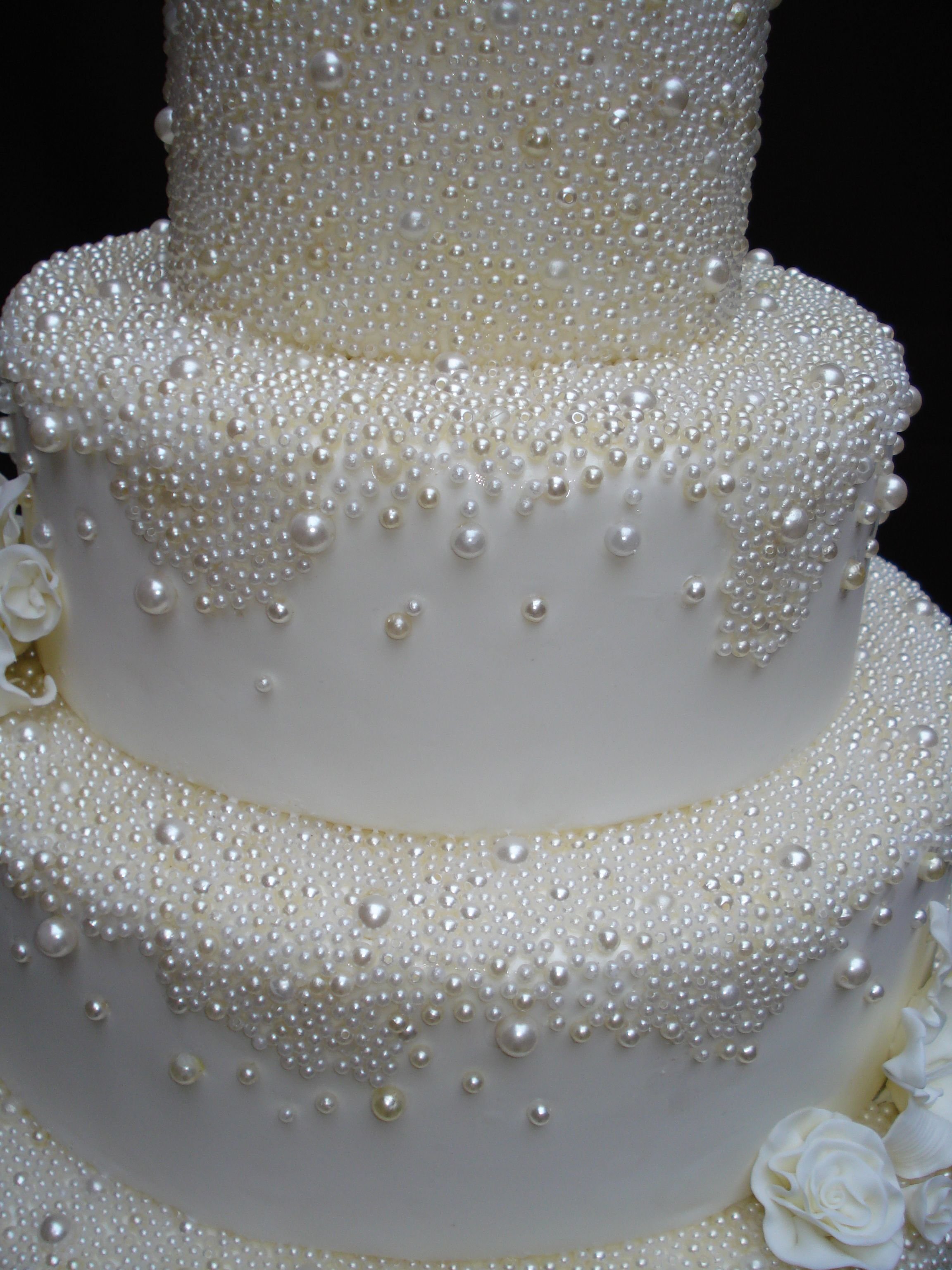 Торт с бусинками. Свадебный торт с гипсофилой. Шикарный свадебный торт. Красивые Свадебные торты. Украшение свадебного торта.