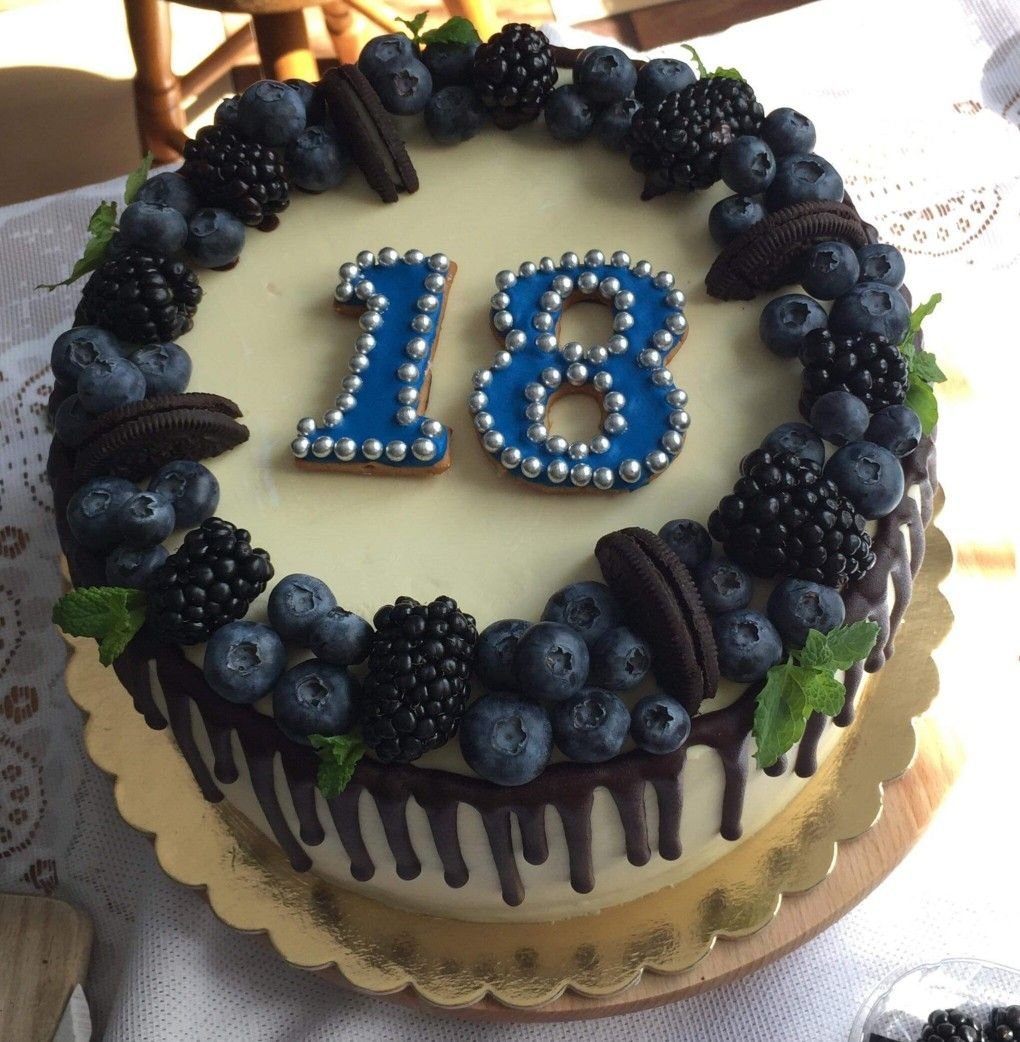 Торт мальчику на 17 лет. Украшение торта для мальчика. Украшение торта к 18 летию.