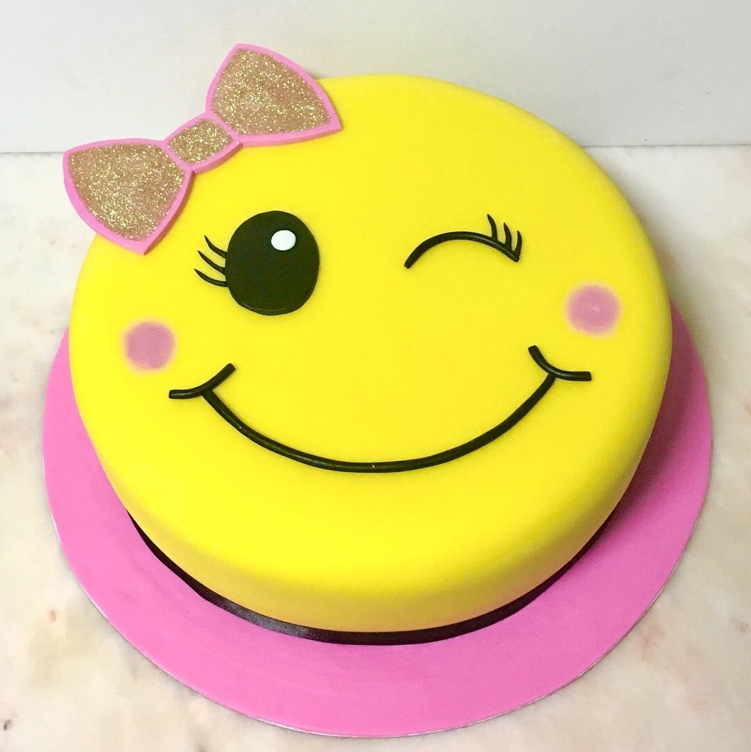 Торт улыбнись. Торт улыбка. Тортик с улыбкой. Торт смайлик. Смайлик торт с днем рождения.