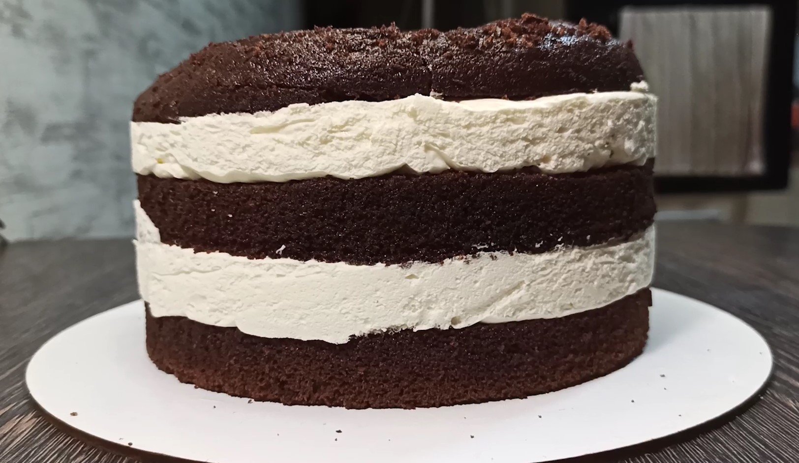 Шоколадный крем пломбир. Шоколадный торт с пломбирным кремом. Торт шоколадный бисквит с кремом пломбир. Шоколадный торт Киндер Пингви. Украсить торт Киндер Пингви.
