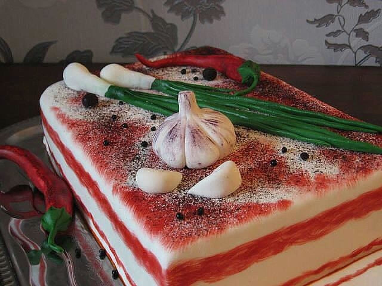 Веселый десерт: торт в виде куска сала