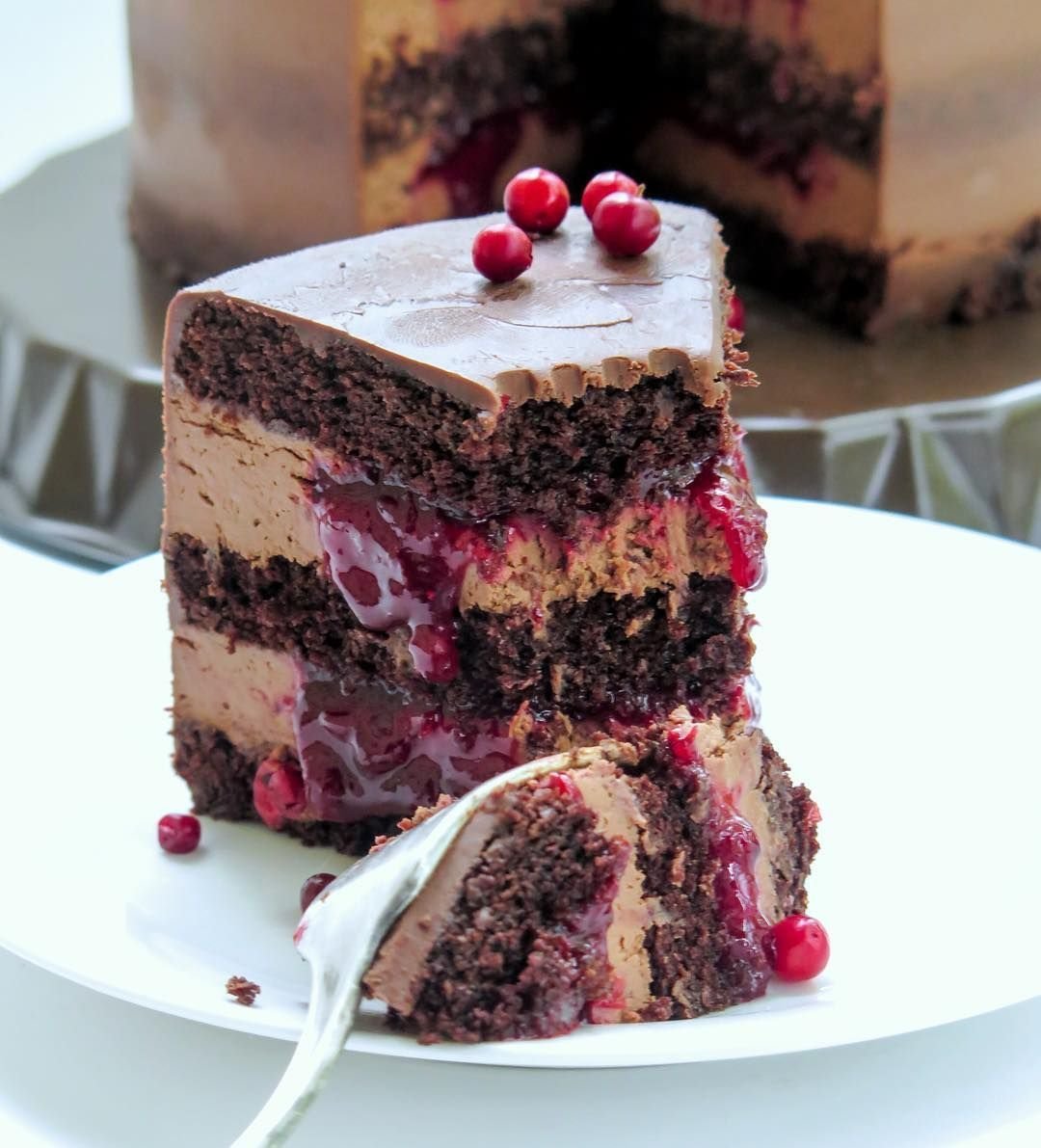 Шоколадный торт с брусничным конфи