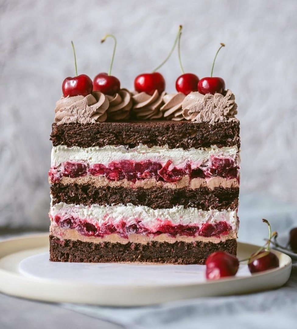 Торт чёрный лес с конфи