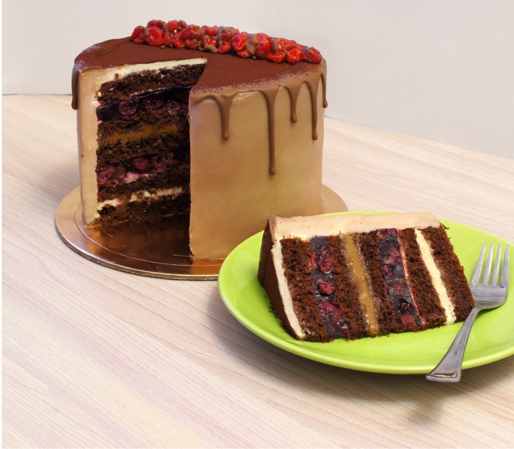 Бисквитный торт с вишневым конфи и крем чиз