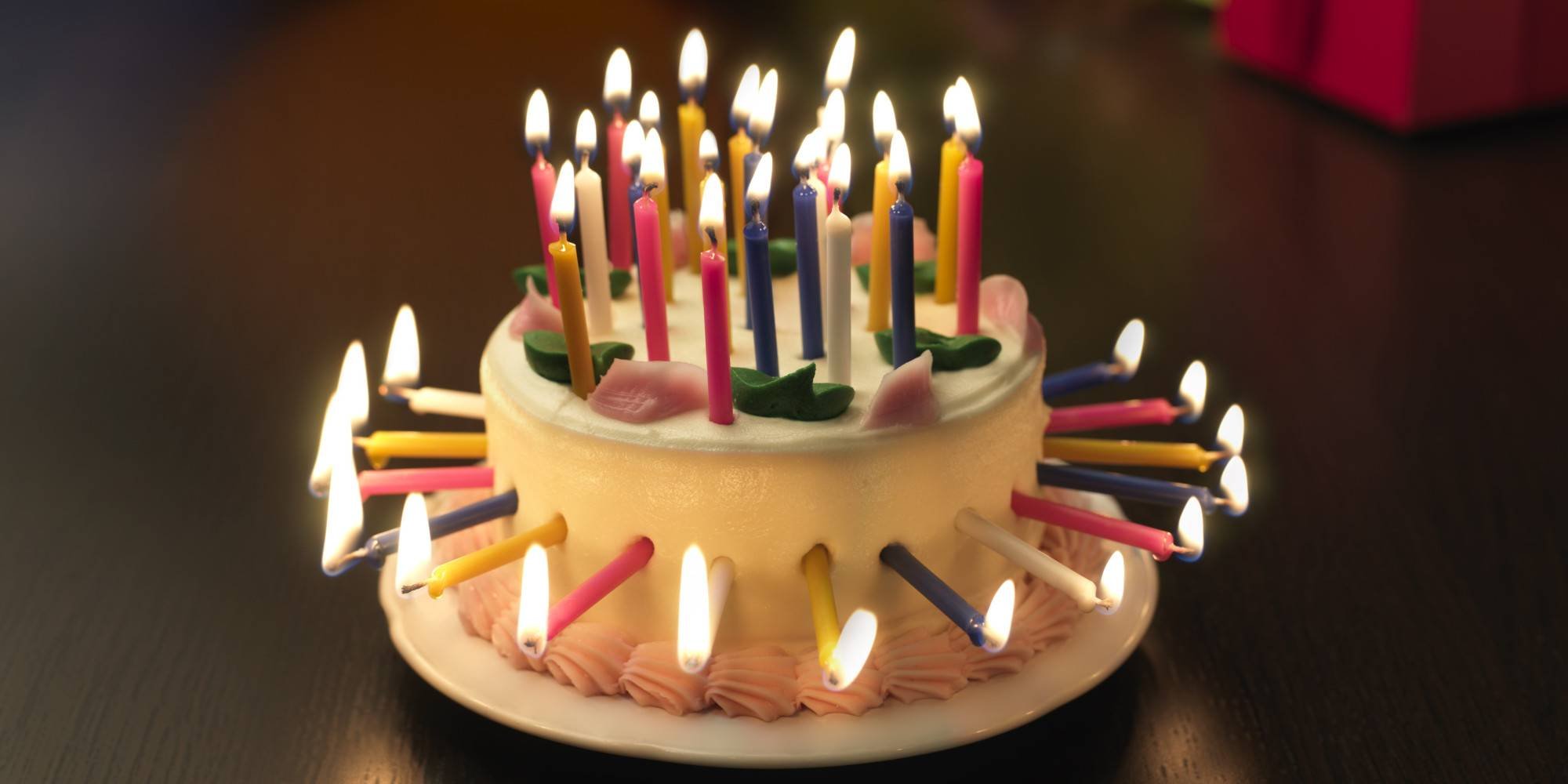 Видео торт свечи. Торт со свечками. Свечи для торта. Тортик со свечами. Красивый торт со свечами.