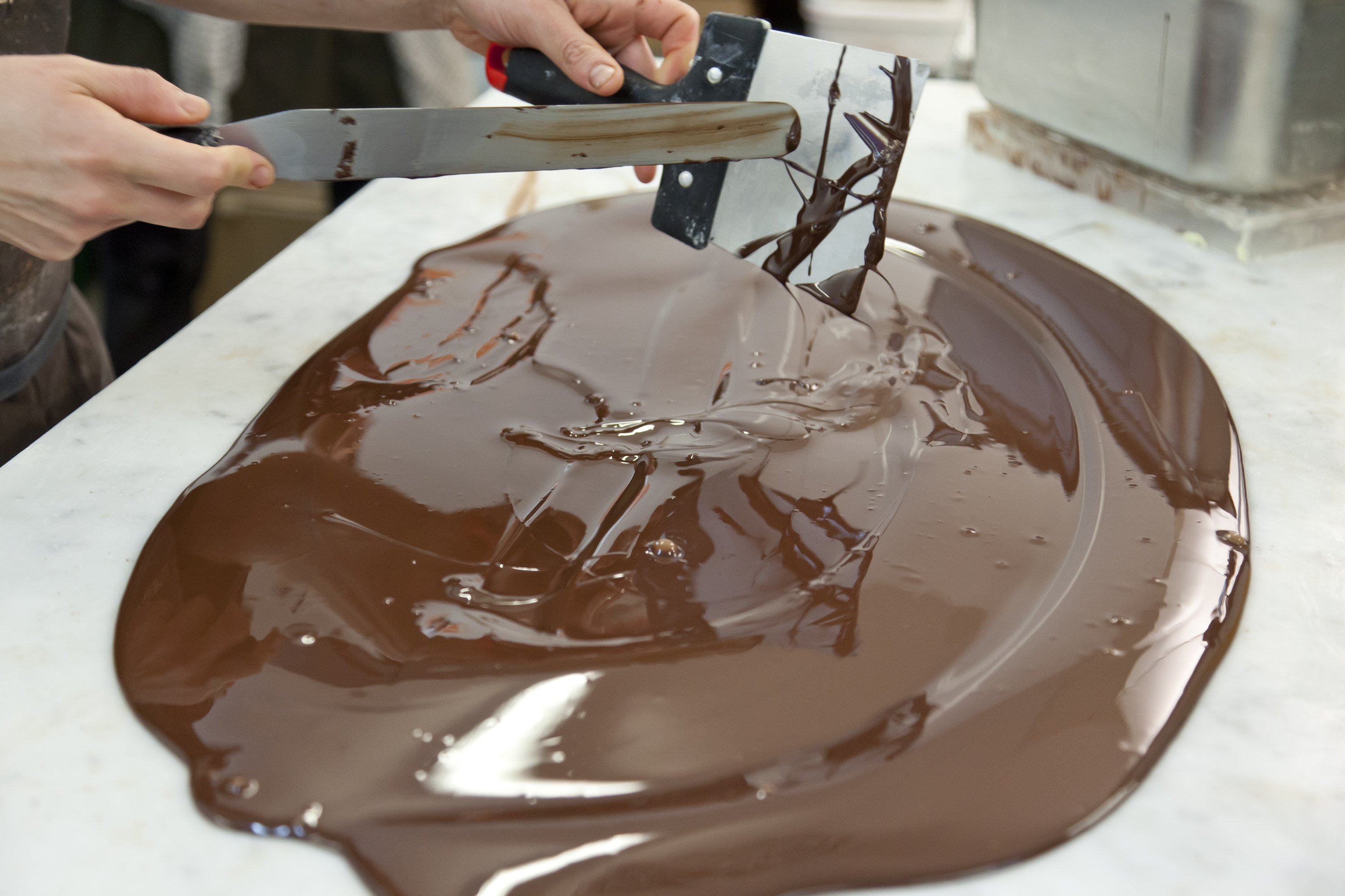 Залить шоколадом. Темперированный шоколад. Шоколад для темперирования. Декор темперированным шоколадом. Декор торта темперированным шоколадом.