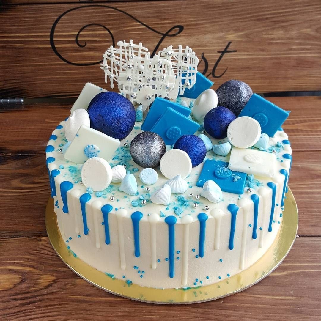 Белый торт мальчику. Голубой торт. Синий торт. Торт с шариками. Украшение голубого торта.
