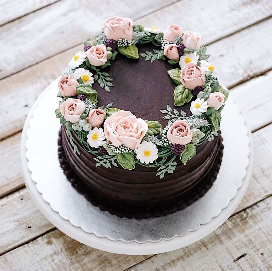 Торт украшенный цветами