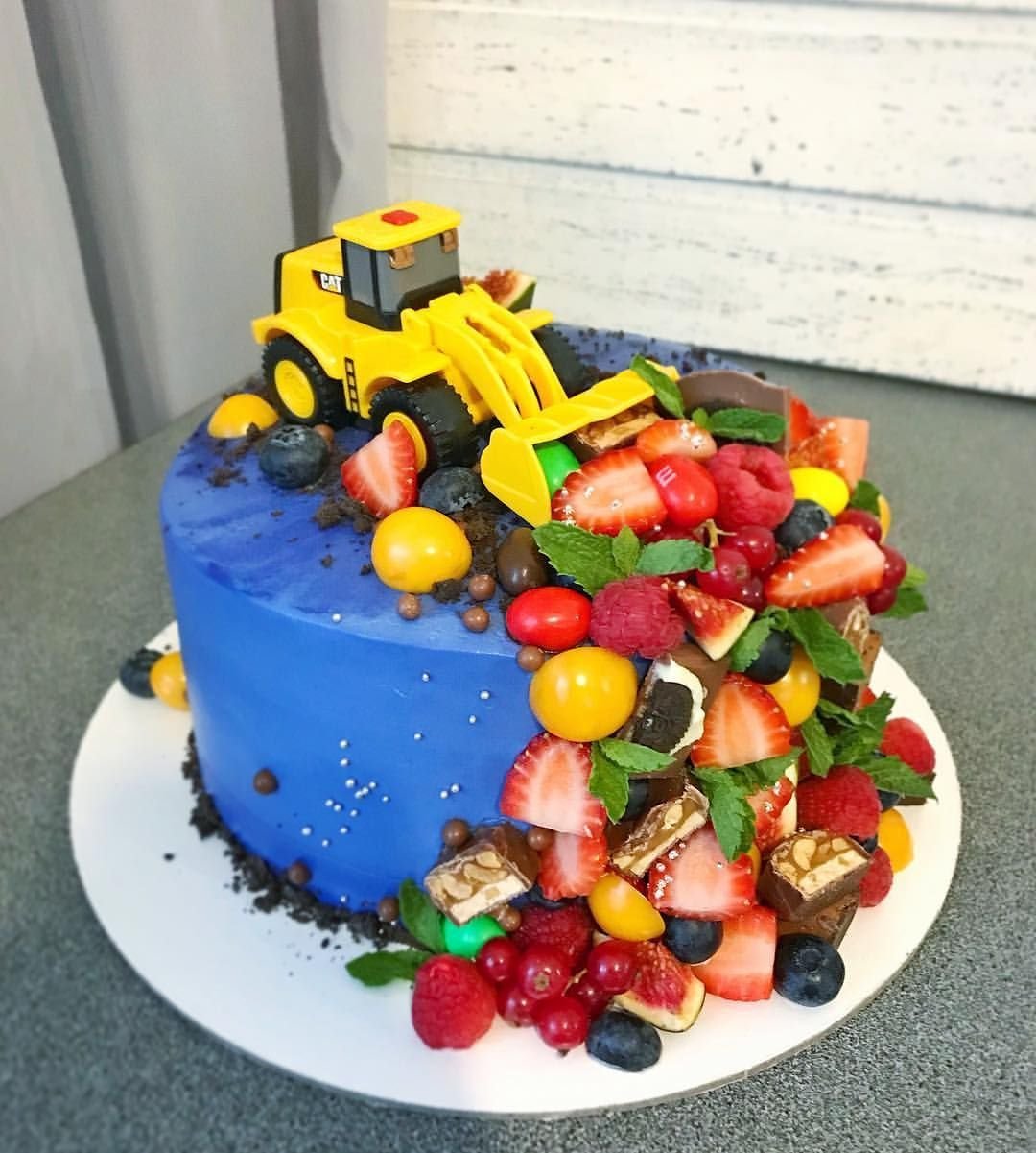 Детский торт с машинками и фруктами