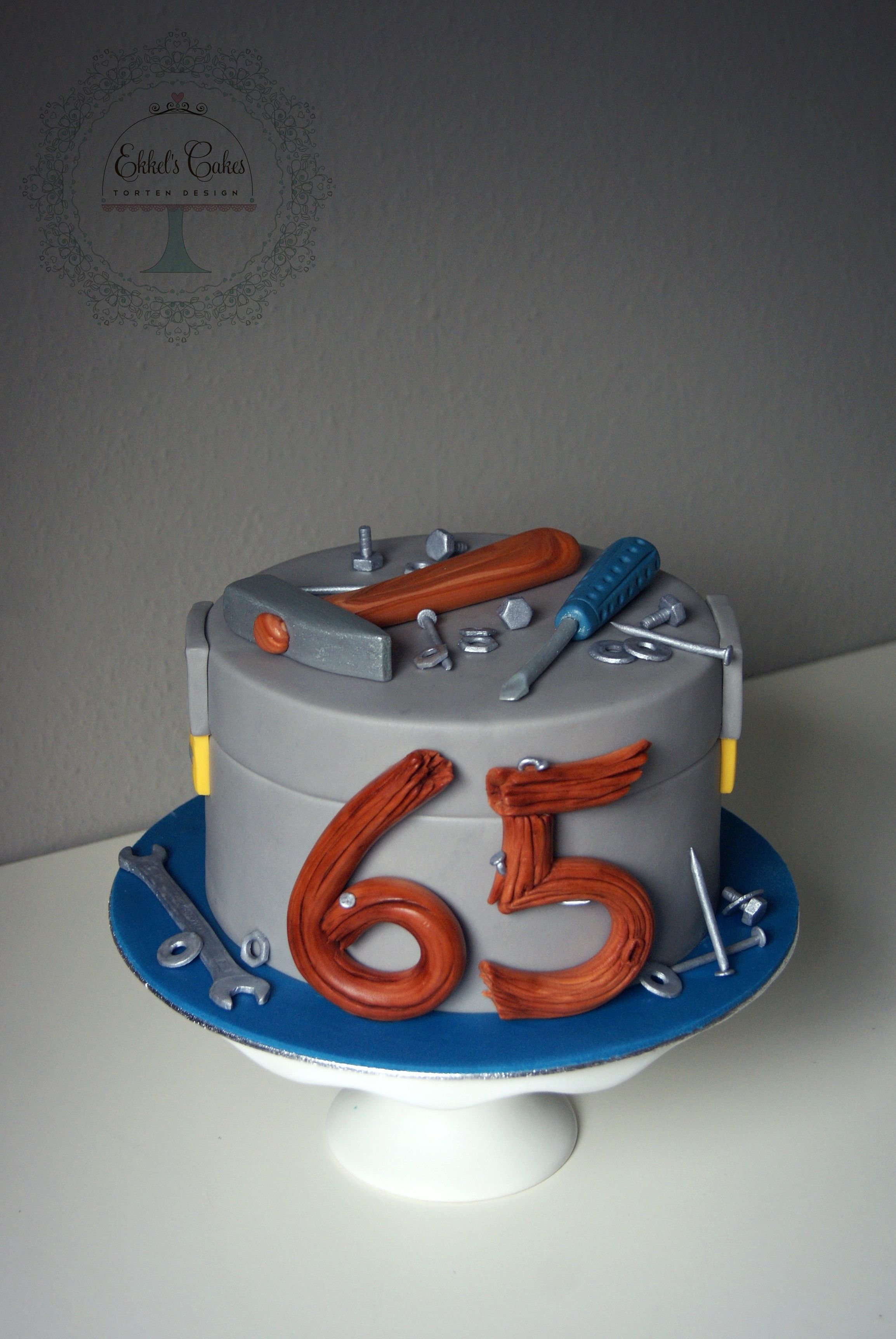 Торт папе на 60. Торт на 65 лет мужчине. Торт мужчине на 65 летие. Мужской торт на юбилей 65 лет. Мужской торт инструменты.
