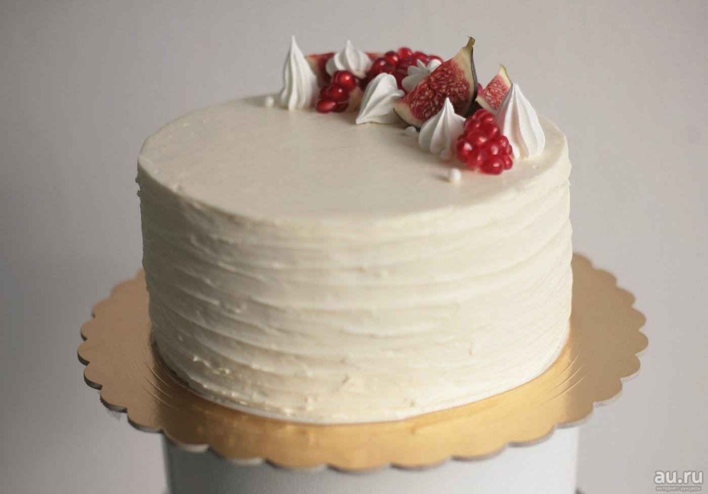 Выравнивание и украшение торта кремом чиз. Торт молочная девочка с кремом чиз. Торт с покрытием крем чиз. Белый торт крем чиз. Торт крем чиз украшение торта.