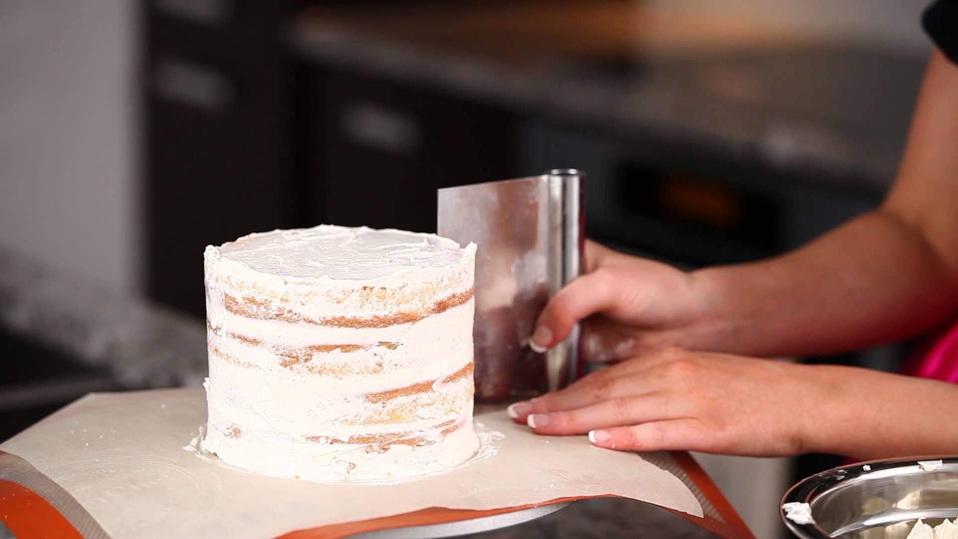 Идеальное выравнивание торта. Выровнять торт кремом чиз. Крем-чиз для торта для выравнивания. Торт обмазанный кремом. Выравниватель крема на торте.