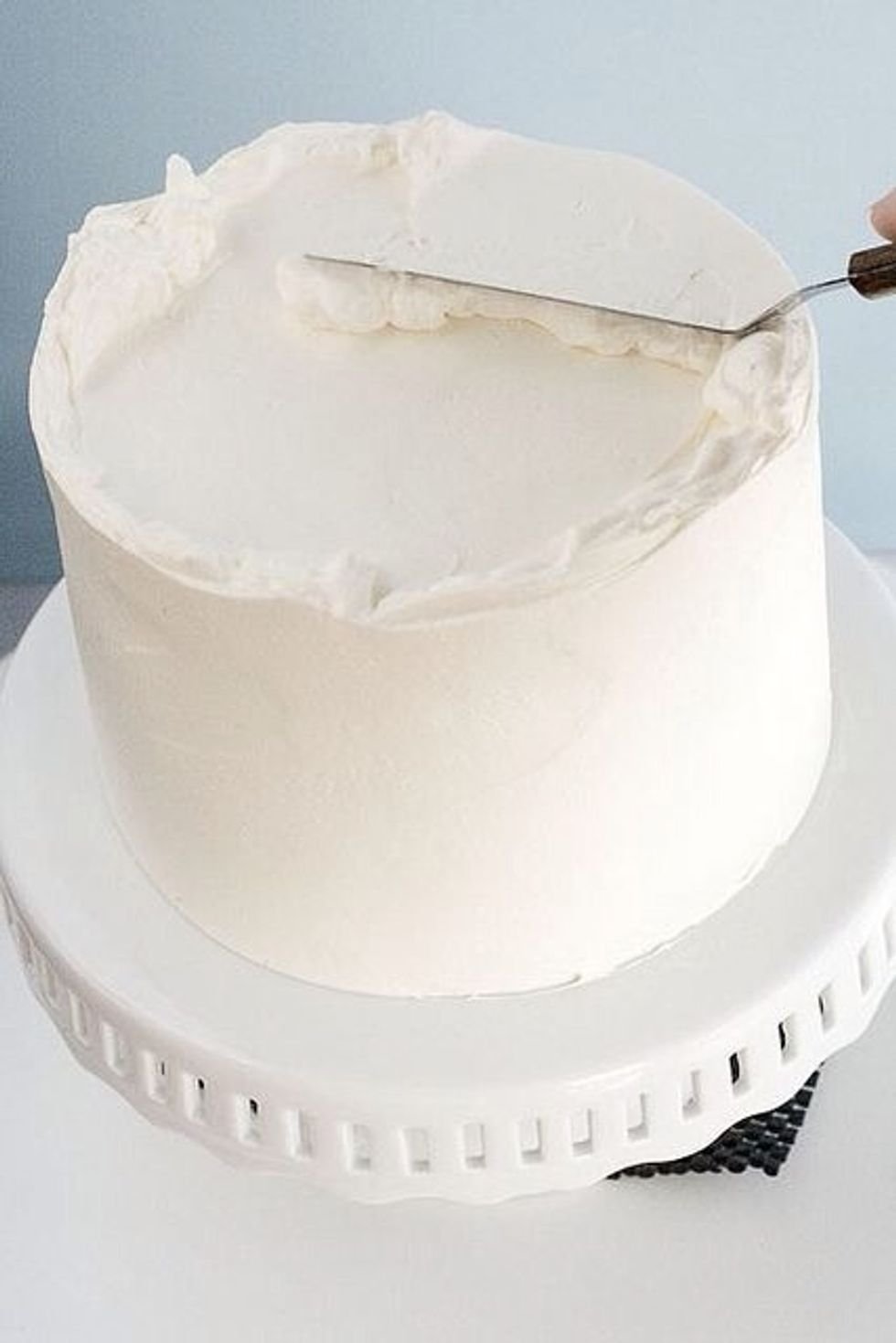 Выравнивание белым шоколадом. Крем-чиз для торта для выравнивания. Торт выровненный кремом. Крем для обмазки торта. Белый крем для торта для выравнивания.