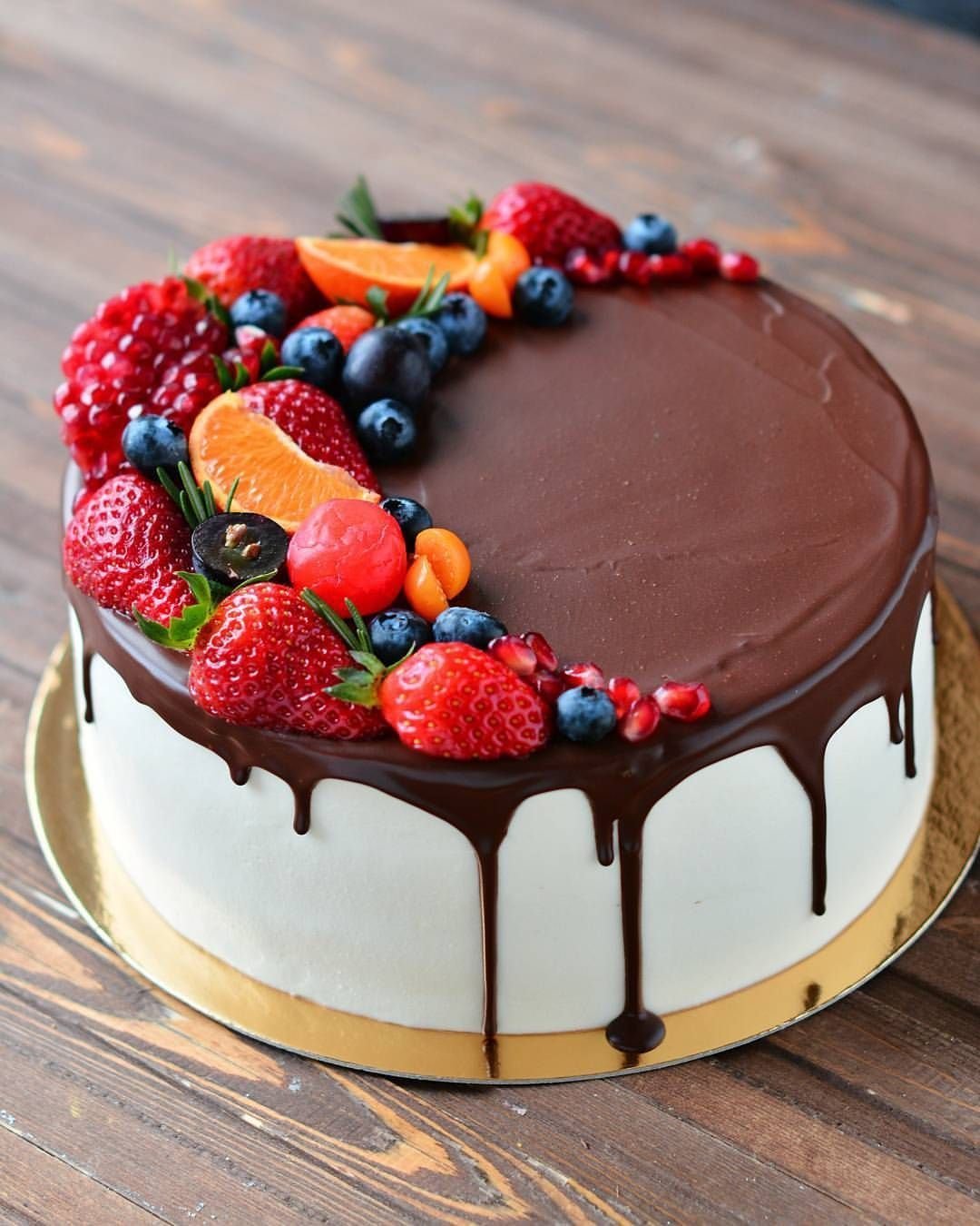 Торт украшенный фруктами и ягодами [62 фото]