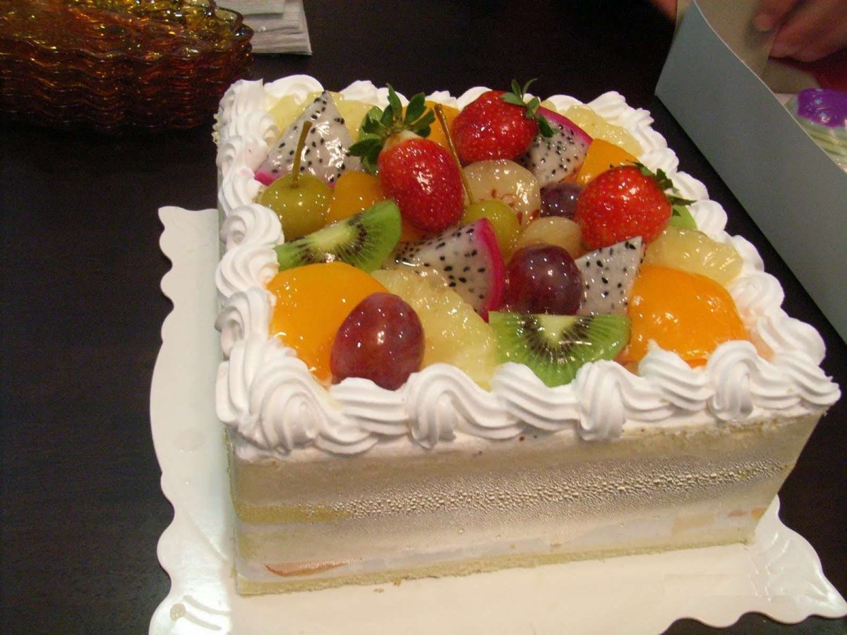Бисквитный торт с сметанным кремом и фруктами
