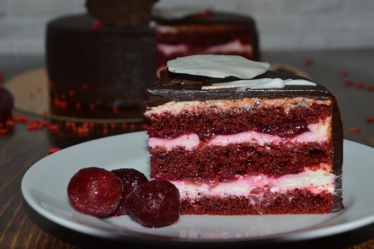 Торт с шоколадным бисквитом и вишней и кремом чиз