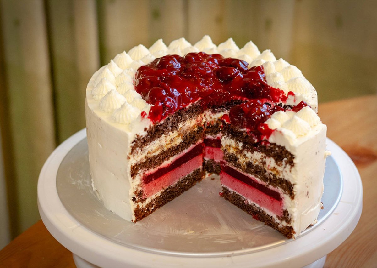 Шоколадный торт с вишнёвым конфи