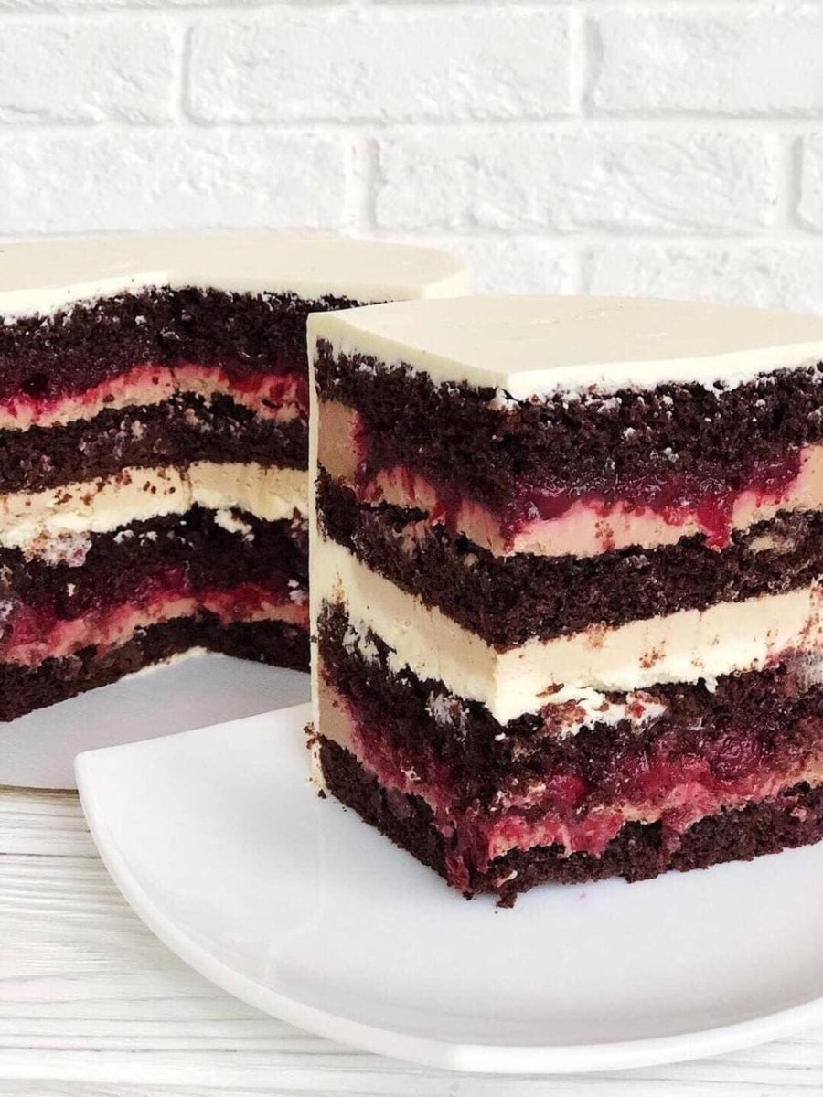 Шоколадно-вишневый торт с кремом чиз