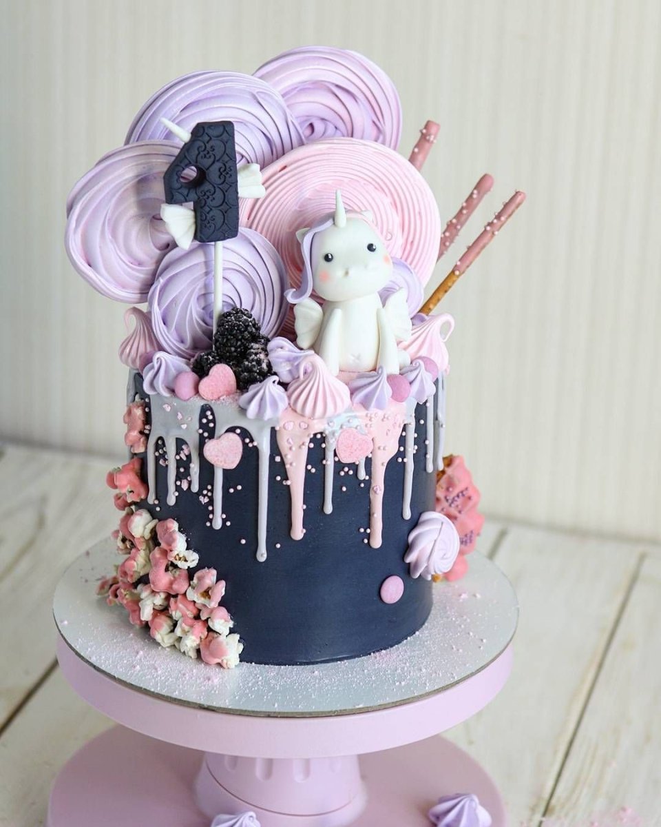 Торт с шоколадной фигуркой для девочки