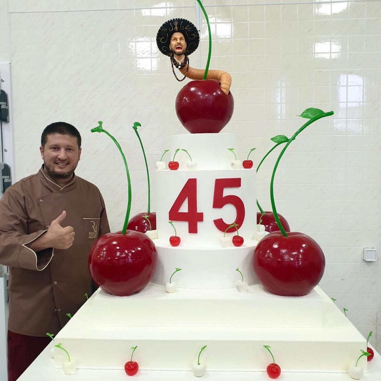 Сюрприз на 45. Ренат Агзамов огромный торт.