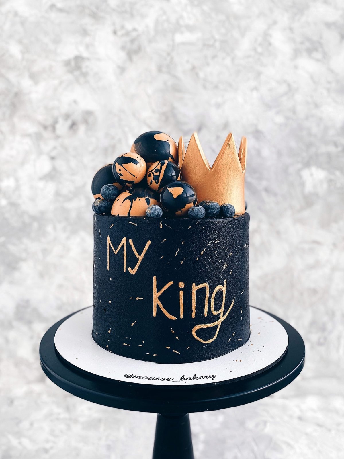Дизайн тортов на день рождения мужчине - 69 фото