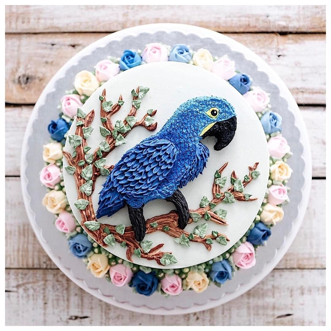 Торт с декором птицы