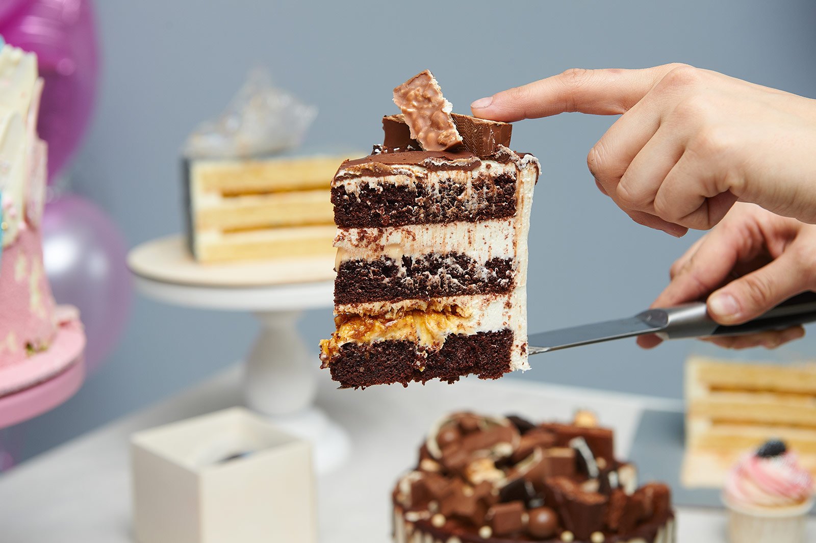 Начинки для тортов фото. ТОРТОДЕЛ торт Сникерс. Красивый разрез торта. Торт в разрезе. Шоколадный торт.