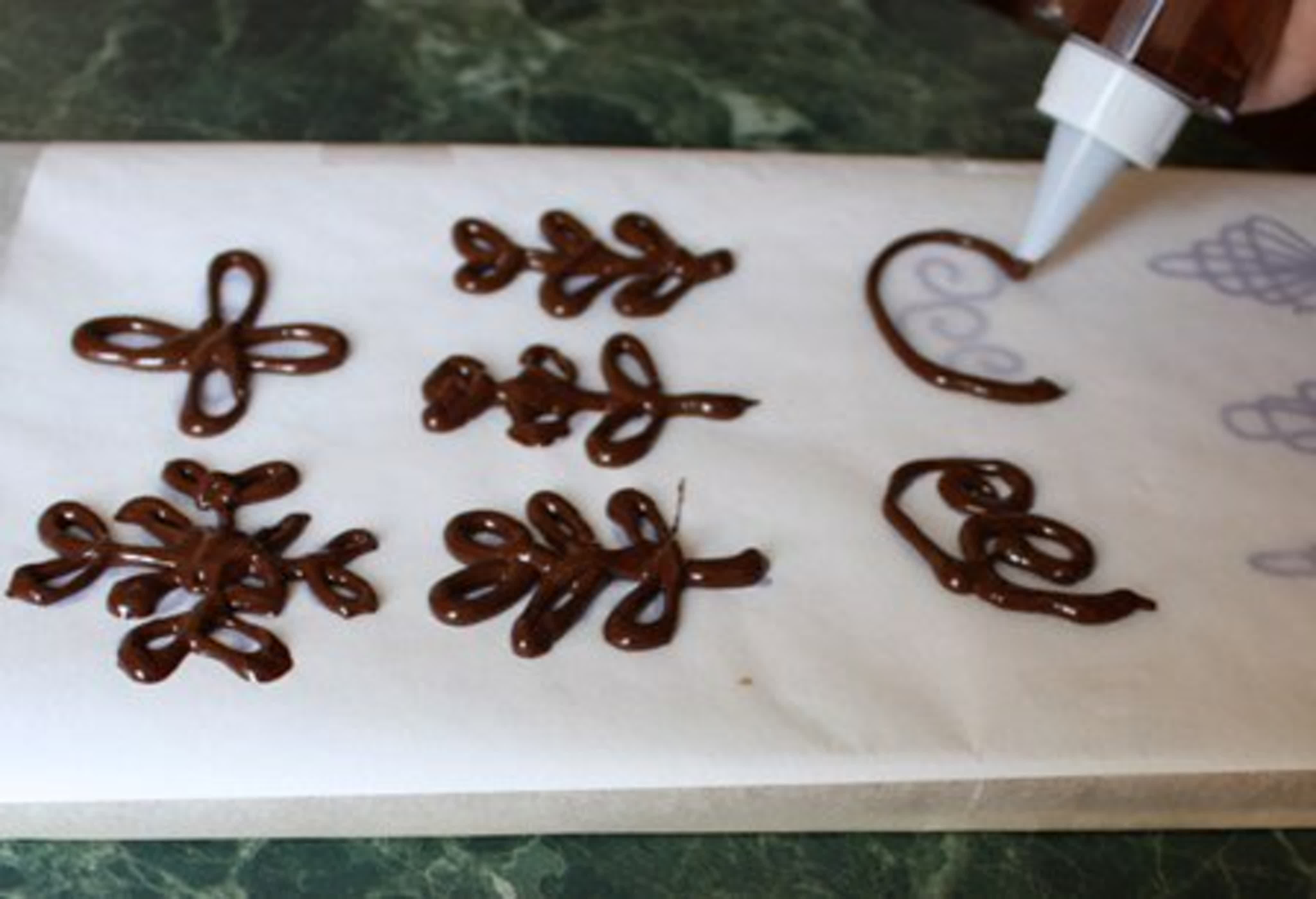 Декор торта с цифрами из шоколада